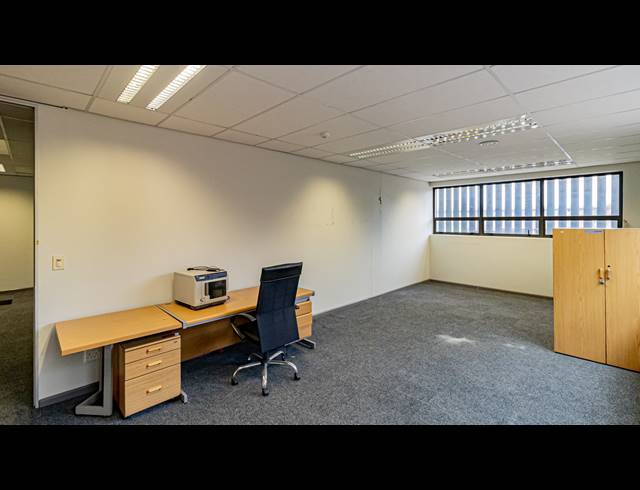 1,552M² OFFICE TO LET IN FERNDALE